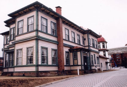 旧東奥義塾外人教師館の奥に見える市立図書館
