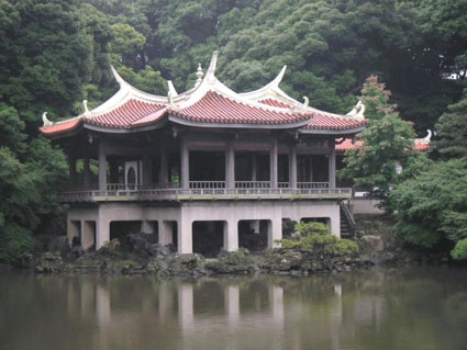池の上に浮かぶ台湾閣